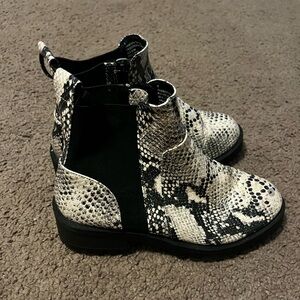 Universal Thread Chelsea Snakeskin Ankle Boots Size 6